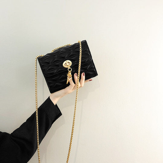 Damen Clutch mit eleganter Steppoptik und dekorativem Kettenriemen Nord Taschen