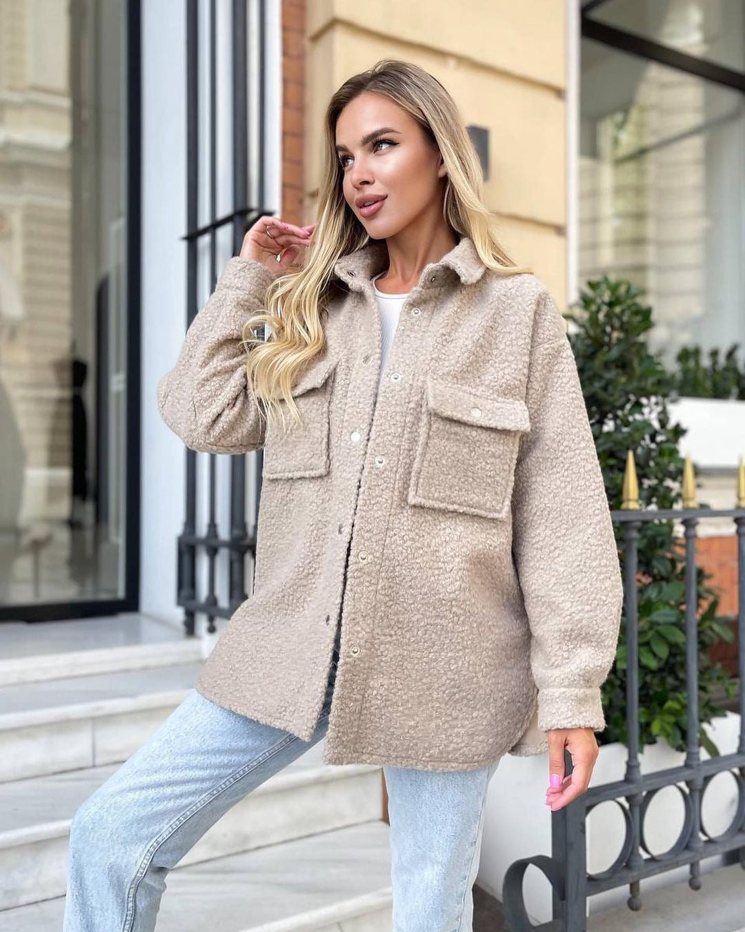 Damen Oversized Teddy-Übergangsjacke mit Brusttaschen und Druckknöpfen Nord Taschen