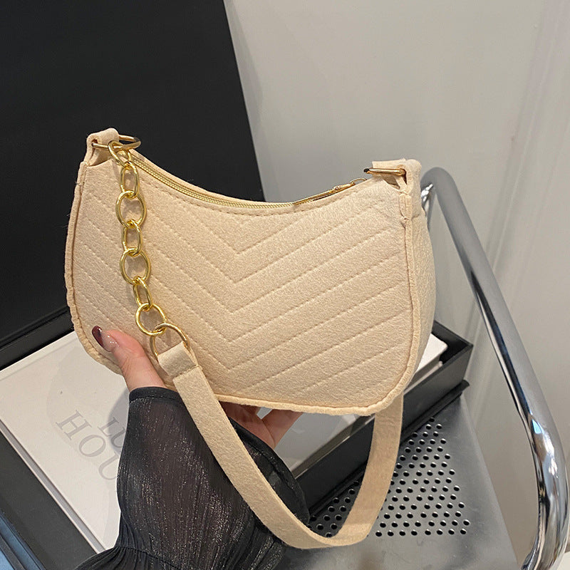 Damen Umhängetasche mit strukturiertem Chevron-Muster und abnehmbarem Plüschanhänger Nord Taschen