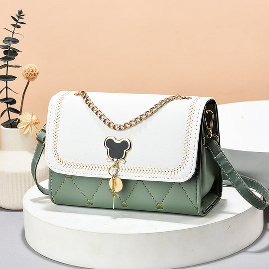 Damen modische Handtasche mit eleganter Kettenapplikation und verspieltem Schlüsselanhänger Nord Taschen