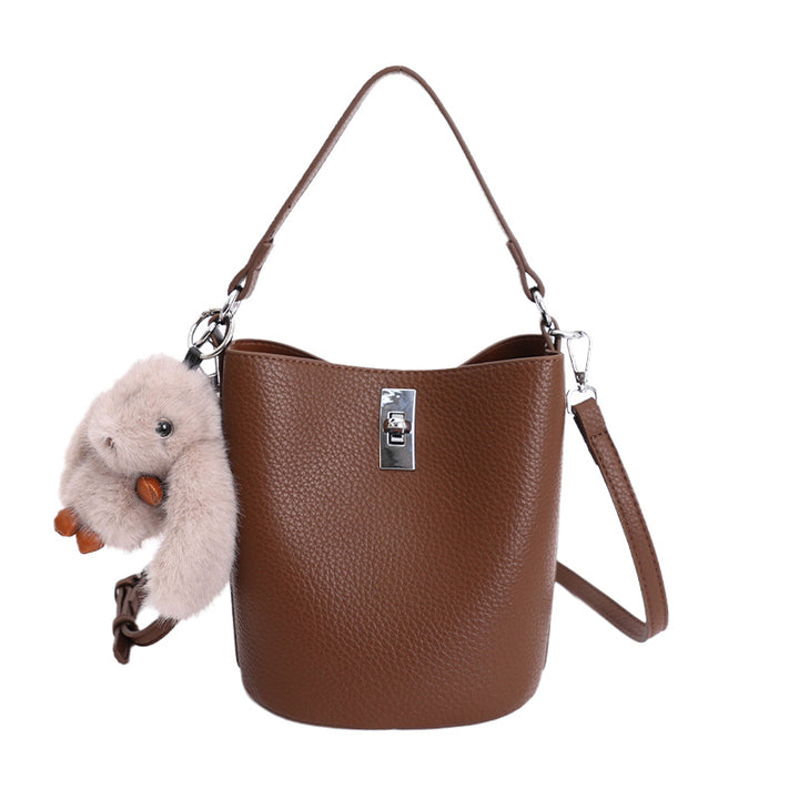 Damen Bucket-Bag mit verspieltem Plüschanhänger Nord Taschen