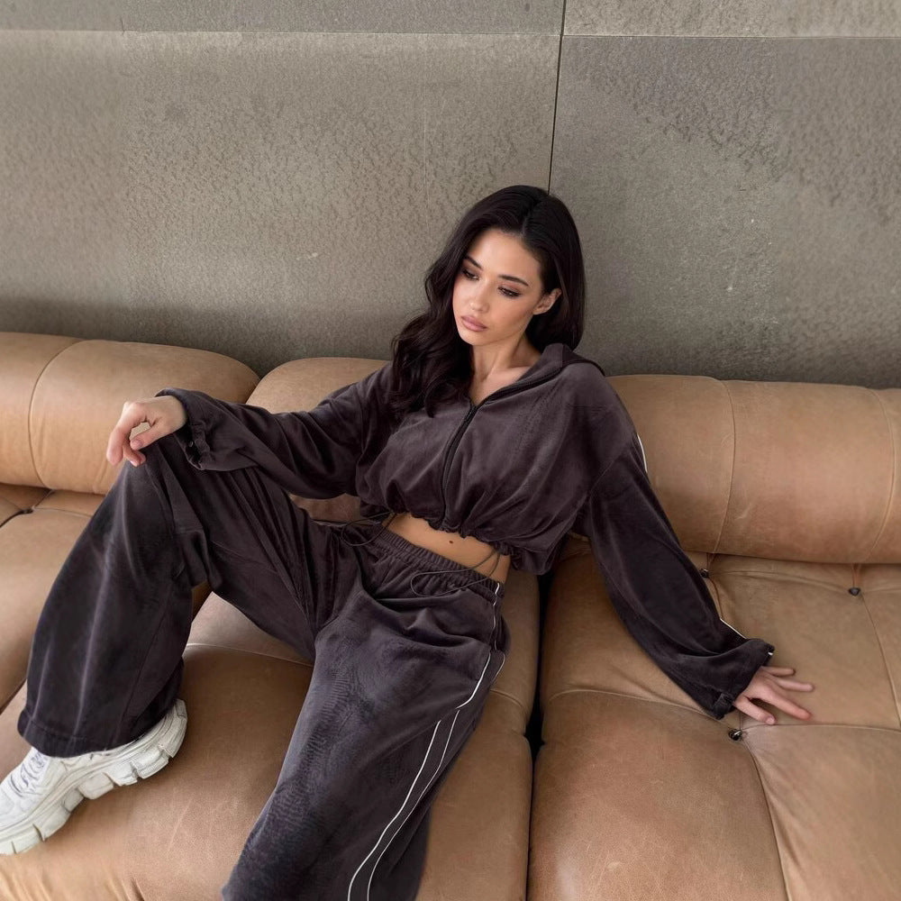 Damen dreiteiliges Samt-Lounge-Set mit Bandeau-Top, Kapuzen-Zipjacke und weiter High-Waist Palazzo-Hose Nord Taschen