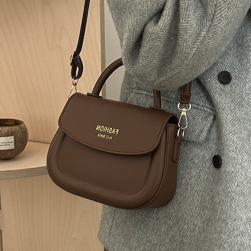 Damen Henkeltasche mit modernem Klappverschluss und eleganten Details Nord Taschen