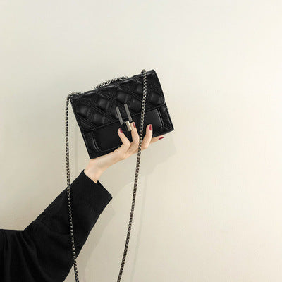 Damen Clutch mit eleganter Steppung und hochwertigem Kettenriemen Nord Taschen