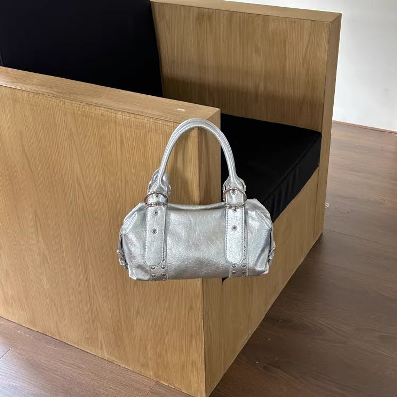 Damen Handtasche mit eleganter Kettenverzierung und modischem Riemendesign Nord Taschen