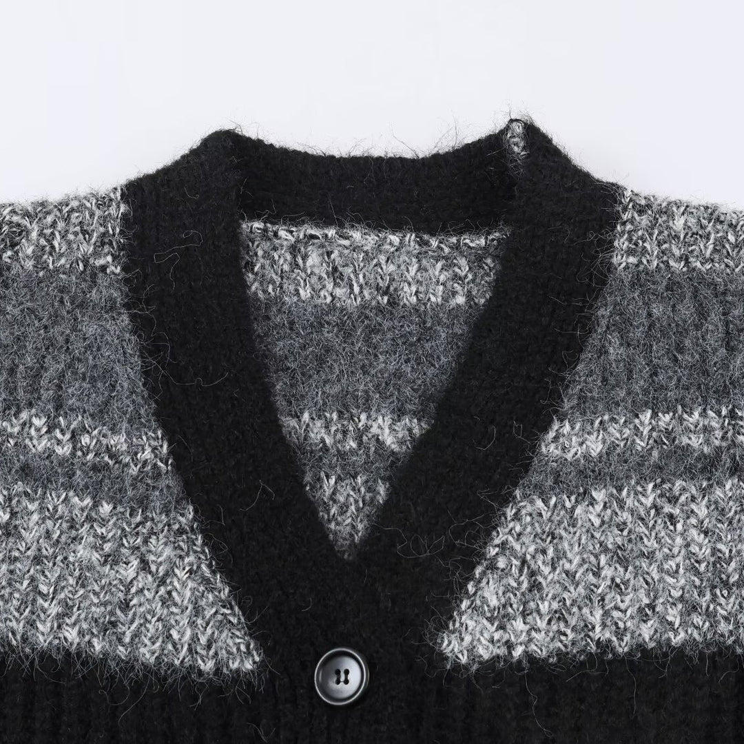Damen Oversize Strickcardigan mit V-Ausschnitt, Streifenmuster und aufgesetzten Taschen Nord Taschen