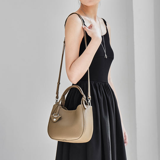 Damen Hobo-Tasche mit hochwertiger Lederstruktur und eleganten Akzenten Nord Taschen