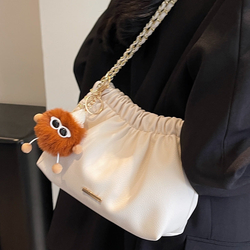 Damen Beuteltasche mit elegantem Faltendesign und charmanten Details Nord Taschen