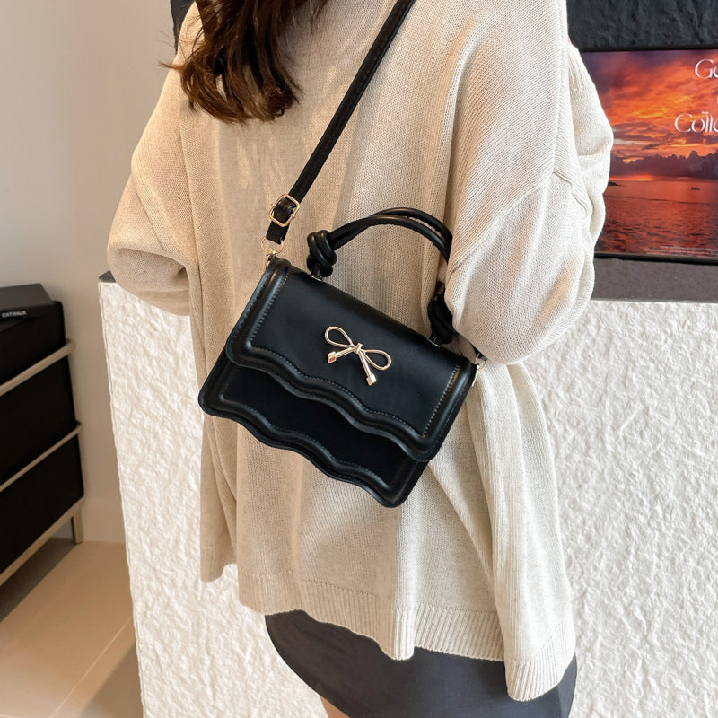 Damen elegante Handtasche mit Wellenstruktur und Schleifendetail Nord Taschen