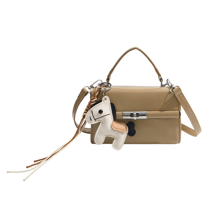 Damen elegante Handtasche im strukturierten Design mit verspieltem Anhänger Nord Taschen