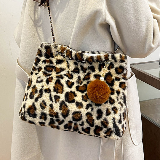 Damen Hobo-Handtasche mit weichem Leopardenstoff und auffälligem Kettenhenkel Nord Taschen