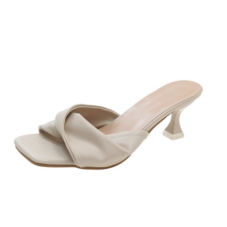 Damen elegante Mules mit geschwungenem Absatz und dekorativer Raffung Nord Taschen