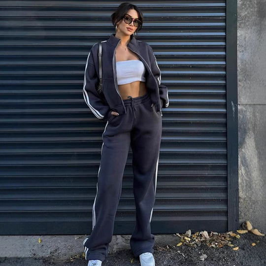 Damen sportlicher zweiteiliger Jogginganzug mit Stehkragen, durchgehendem Reißverschluss und seitlichen Kontraststreifen Nord Taschen