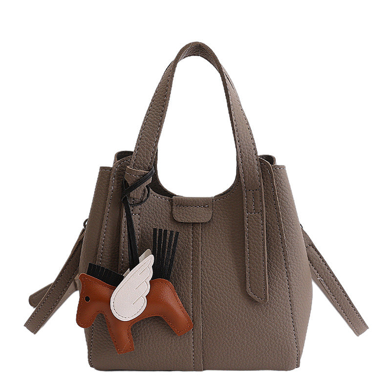 Damen praktische Schultertasche mit verspieltem Anhänger Nord Taschen