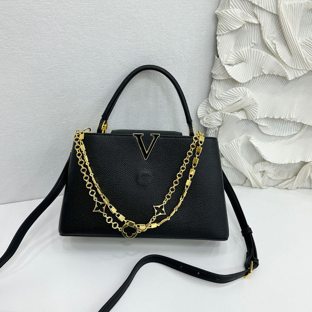 Damen Handtasche mit eleganter Kettenapplikation Nord Taschen
