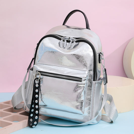 Damen Rucksack mit schimmerndem Metallic-Finish und dekorativem Anhänger Nord Taschen