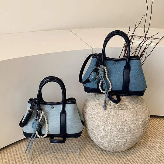 Damen Handtasche im modernen Denim-Look mit charmantem Anhänger Nord Taschen