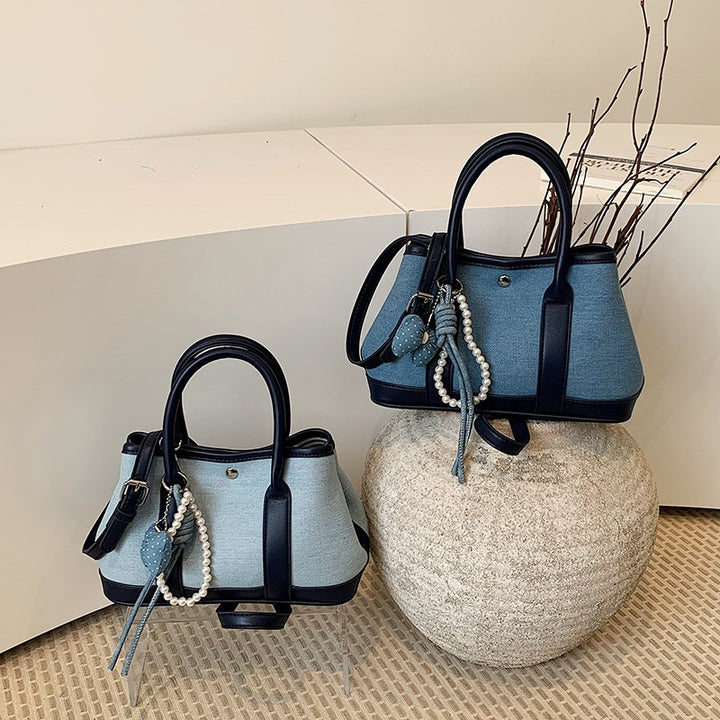 Damen Handtasche im modernen Denim-Look mit charmantem Anhänger Nord Taschen