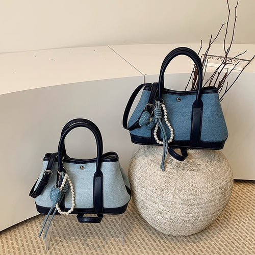Damen Handtasche im modernen Denim-Look mit charmantem Anhänger Nord Taschen