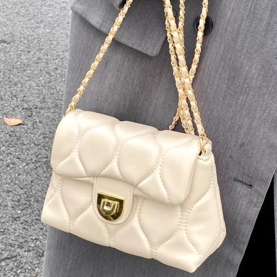 Damen Clutch-Tasche mit gepolstertem Design und goldenen Akzenten Nord Taschen