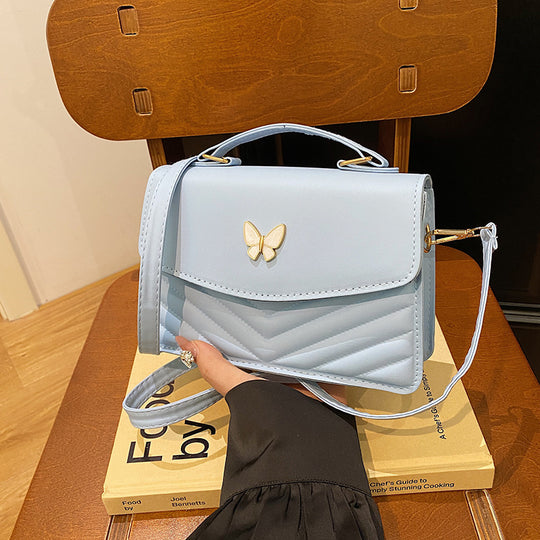 Damen stilvolle Umhängetasche mit geflochtenem Design und Schmetterlingsanhänger Nord Taschen