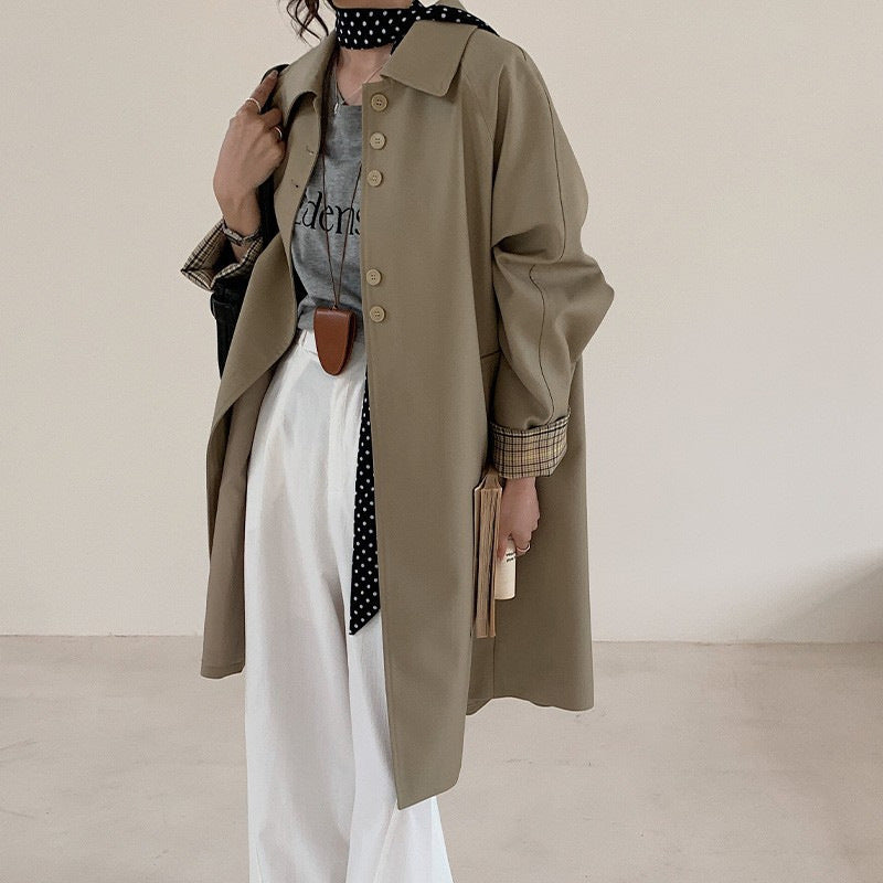 Damen leichter Trenchcoat mit kontrastierten Karomanschetten Nord Taschen