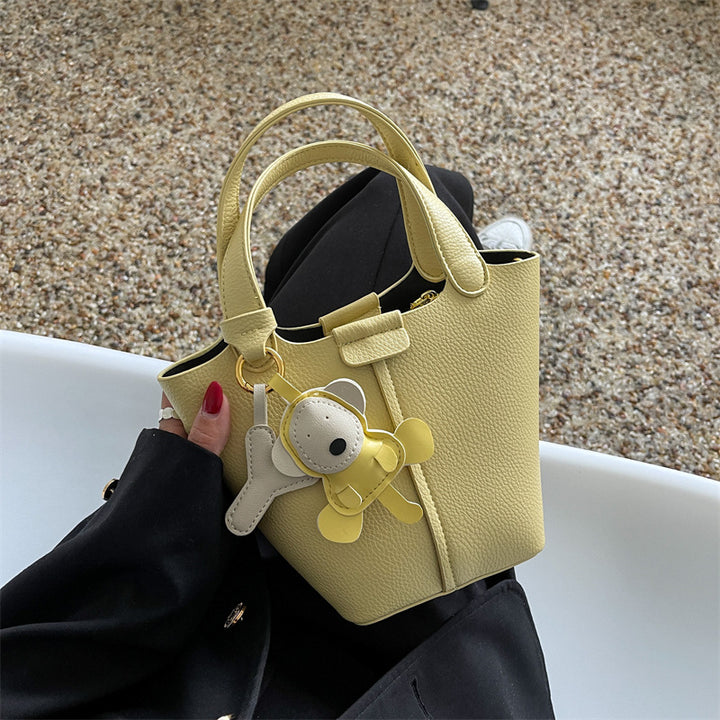 Damen Handtasche mit verspieltem Anhänger | Nord Taschen