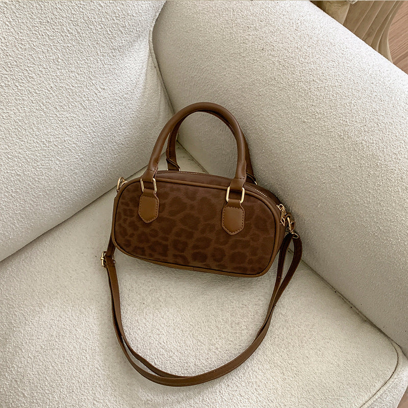 Damen Handtasche mit einzigartigem Tieranhänger und edlem Leopardenmuster Nord Taschen