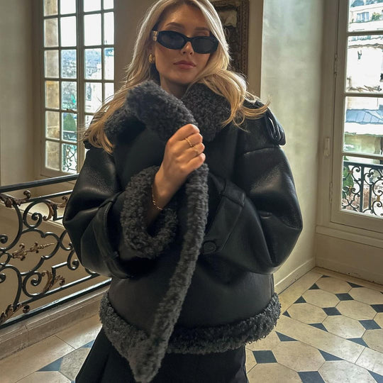 Damen Kurze Fliegerjacke aus Kunstleder mit Teddyfell-Kragen und Taillengürtel Nord Taschen