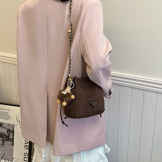 Damen Damen Umhängetasche aus hochwertigem Wildleder mit elegantem Kettengriff Nord Taschen