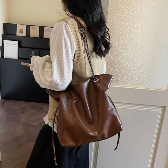 Damen Hobo-Tasche aus hochwertigem Kunstleder mit dekorativem Kettenakzent Nord Taschen