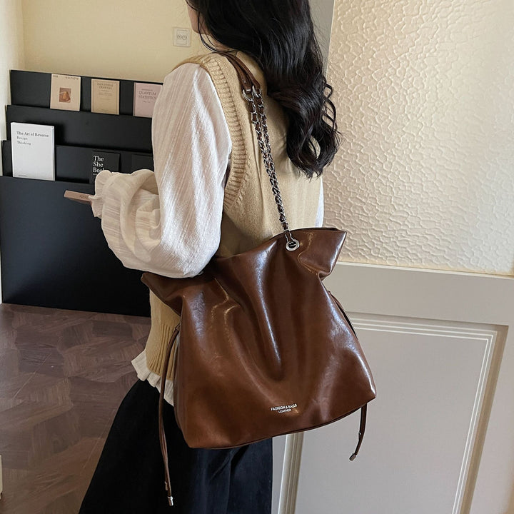 Damen Hobo-Tasche aus hochwertigem Kunstleder mit dekorativem Kettenakzent Nord Taschen
