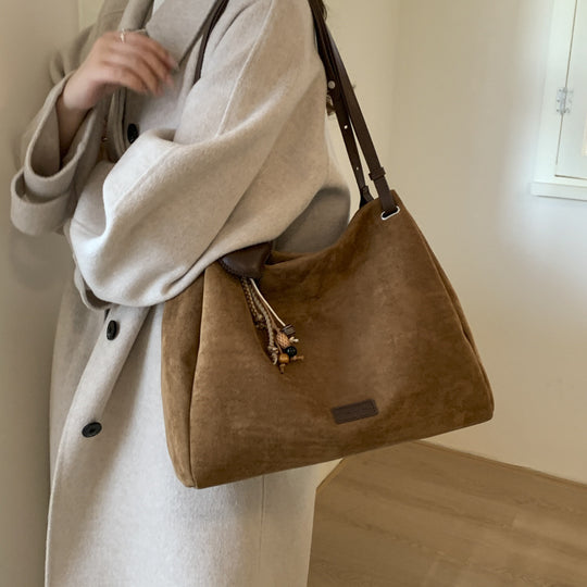 Damen Hobo-Tasche aus hochwertigem Veloursleder mit dekorativen Anhängern Nord Taschen