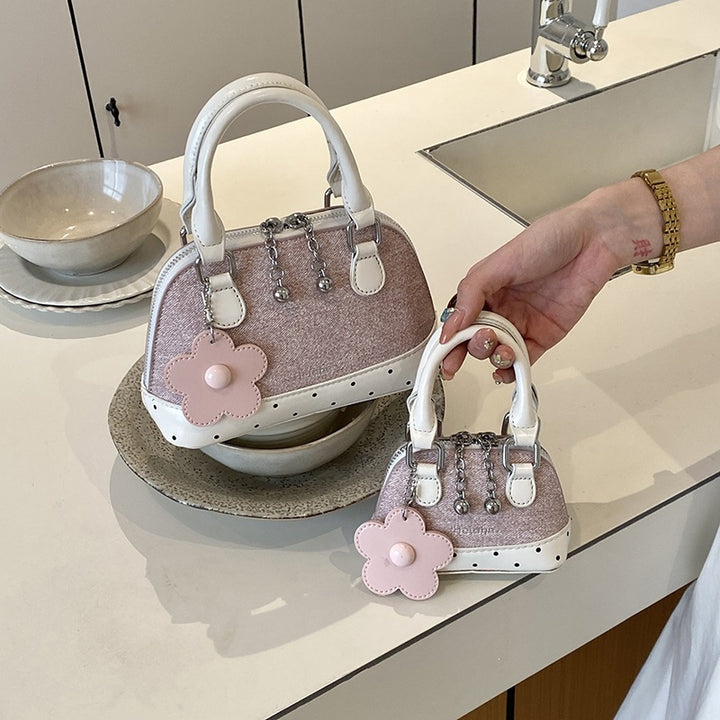 Damen modische Handtasche mit verspieltem Blumenanhänger Nord Taschen