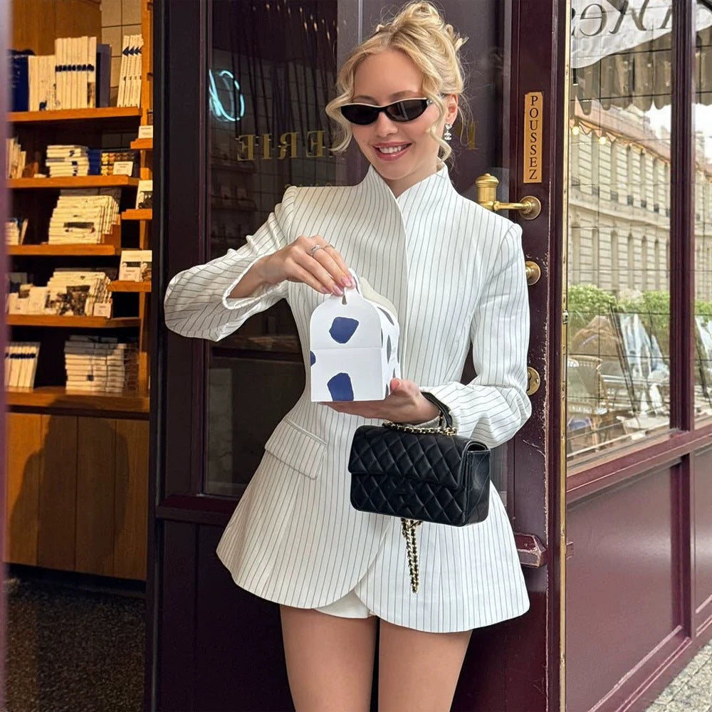 Damen Taillierter Nadelstreifen-Blazer mit ausgestelltem Schößchen und Stehkragen Nord Taschen