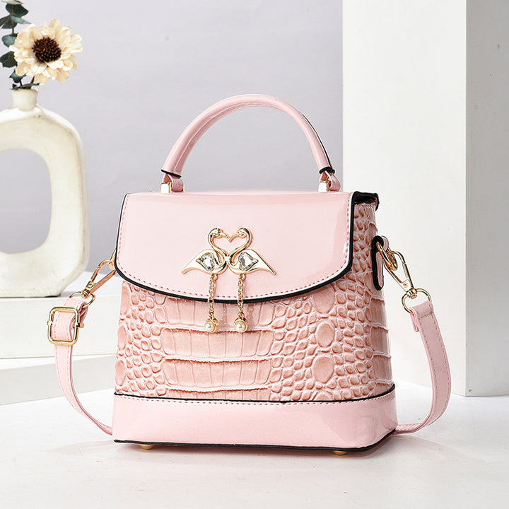 Damen elegante Handtasche mit dekorativen Herz-Applikationen Nord Taschen