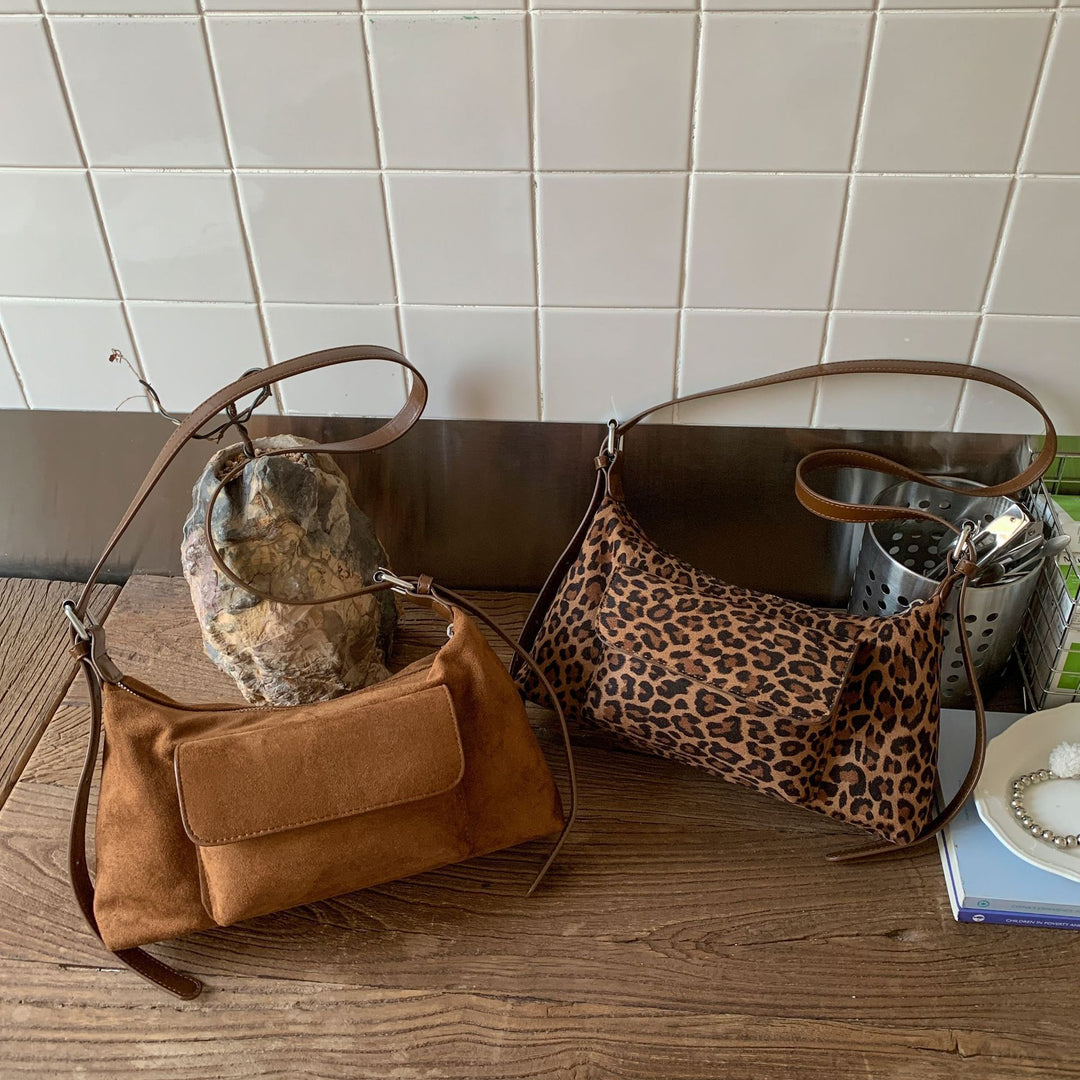Damen Umhängetasche aus weichem Wildleder mit praktischer Fronttasche Nord Taschen