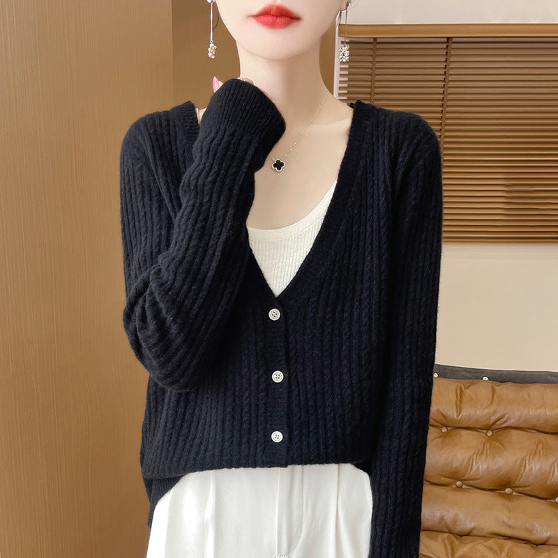 Damen Kurzgeschnittener Feinstrick-Cardigan mit V‑Ausschnitt, feiner Rippenstruktur und Perlmuttknöpfen Nord Taschen
