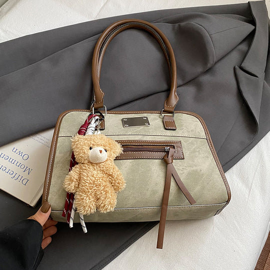 Damen Handtasche mit robustem Stoff und verspieltem Plüschanhänger Nord Taschen