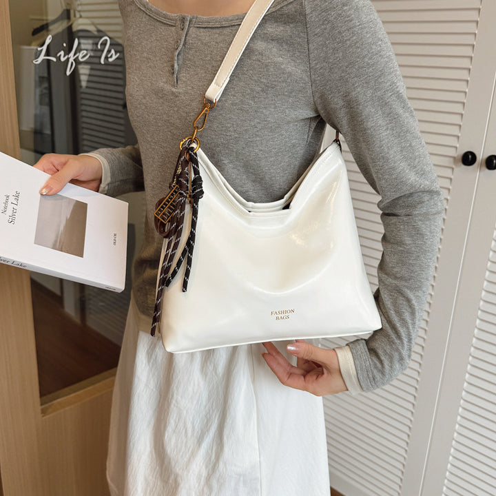 Damen Hobo-Tasche aus glänzendem Kunstleder mit dekorativem Anhänger Nord Taschen