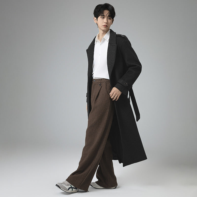 Herren Maxilanger Wollmix-Mantel mit taillierter Silhouette, Schalkragen und dekorativen Schulterriegeln Nord Taschen
