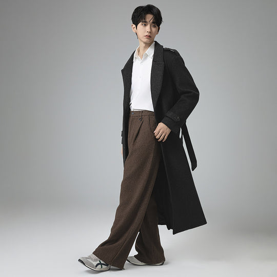 Herren Maxilanger Wollmix-Mantel mit taillierter Silhouette, Schalkragen und dekorativen Schulterriegeln Nord Taschen