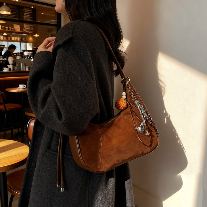Damen modische Hobo-Tasche mit strukturierter Oberfläche und charmantem Anhänger Nord Taschen