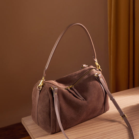 Damen Hobo-Tasche aus weichem Wildleder mit goldenen Akzenten Nord Taschen