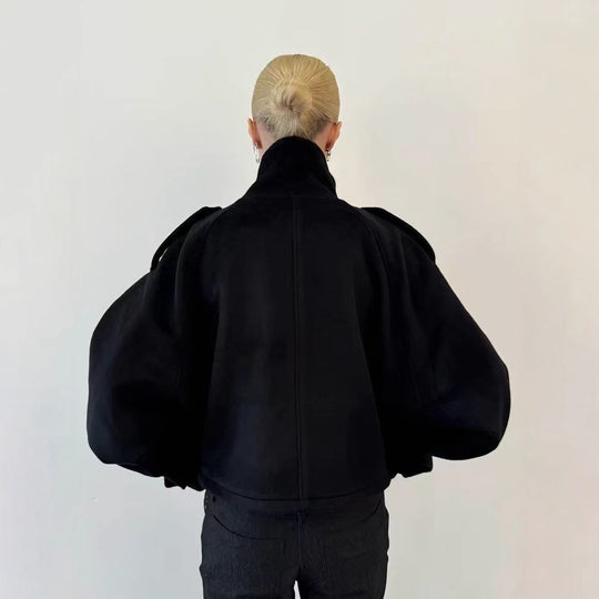 Damen Kurz geschnittene Oversize-Wolljacke mit hohem Stehkragen, Schulterklappen und verstellbaren Ärmelriegeln Nord Taschen