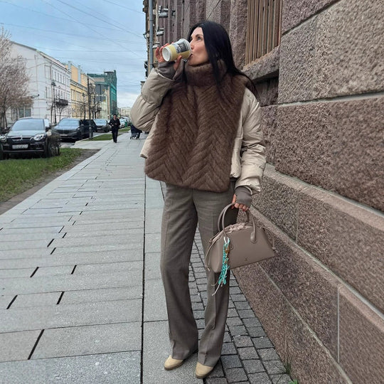 Damen Gefüttertes Pelzponcho mit hohem Rollkragen & Chevron-Struktur Nord Taschen