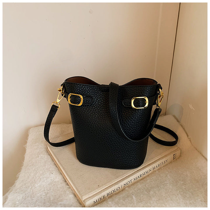 Damen Beuteltasche aus strukturiertem Kunstleder mit goldenen Akzenten Nord Taschen