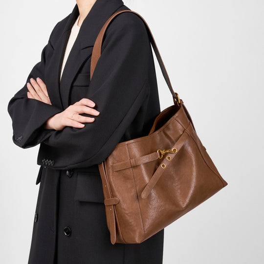 Damen Schultertasche mit elegantem Schnitt und goldenen Akzenten Nord Taschen
