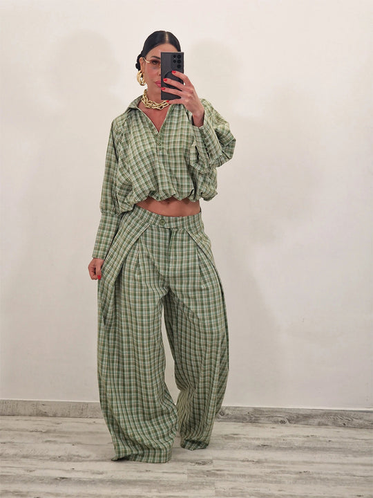 Damen Zweiteiliges kariertes Set mit Cropped Oversize-Hemd und weiter Bundfaltenhose Nord Taschen