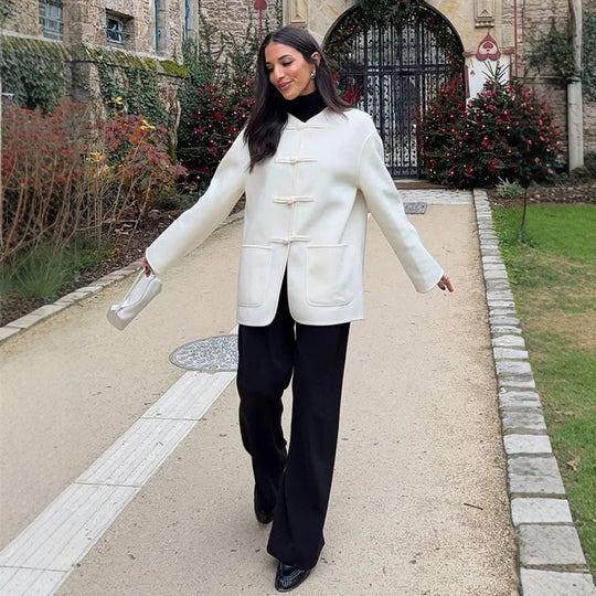 Damen Kurzmantel mit chinesischen Knebelverschlüssen, Oversize-Ärmeln und aufgesetzten Taschen Nord Taschen